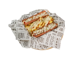 Heerlijk frietje met speciaal saus in één bak samen met twee frikandellen speciaal