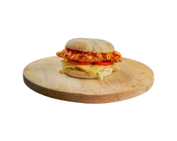 Royale crunchy filetburger op een speciale burger bun, belegd met sla, tomaat, plakje jong belegen kaas en een huisgemaakt sausje