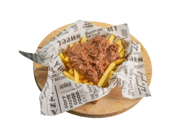 Huisgemaakt mals stoofvlees liefdevol bereid op een heerlijk frietje