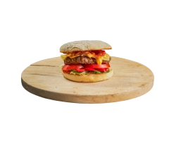 100 procent huisgemaakte rundvleesburger op een speciale burger bun, mild-pittig belegd met sla, komkommer, tomaat, plakje jong belegen kaas, Jalapeños, bacon en een heerlijke siracha-mayonaise