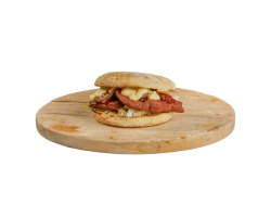 Mexicano op een speciale burger bun, belegd met sla, gebakken uien en een saus naar keuze. Tip: mayonaise en/of saté