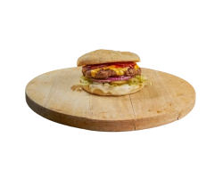 100 procent huisgemaakte rundvleesburger op een speciale burger bun, belegd met cheddar, smeerkaas, sla, augurk, rode uienringen en een heerlijke barbecue saus