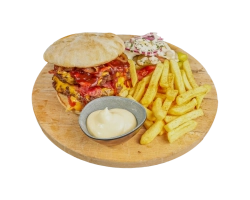 Keuze uit één van onze huisgemaakte super burgers, geserveerd met: frites of aardappelschijven, rauwkostsalade en saus naar keuze
