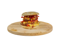 Voor de echte liefhebber, twee keer een 200 grams rundvleesburger, 4 plakken cheddar, 6 plakken bacon, sla, tomaat, siracha mayonaise en barbecue saus. Durf jij het aan??