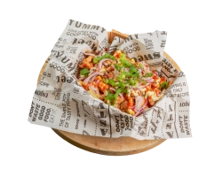 Onze prijswinnaar, heerlijk frietje met malse kip, mayonaise, sweet chili, rode- en lente-ui en peterselie