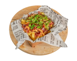 heerlijk krokant frietje getopt met een 100% rundvlees burger, bacon, kaasmix, siracha mayonaise, barbecue saus, bosui & peterselie.