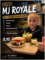 100 procent huisgemaakte rundvleesburger op een speciale burger bun, belegd met sla, tomaat, truffel mayonaise en parmezaanse kaas.